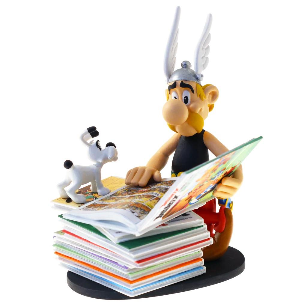 ASTERIX & OBELIX - Asterix looking at pile of comics - figure 22.5cm