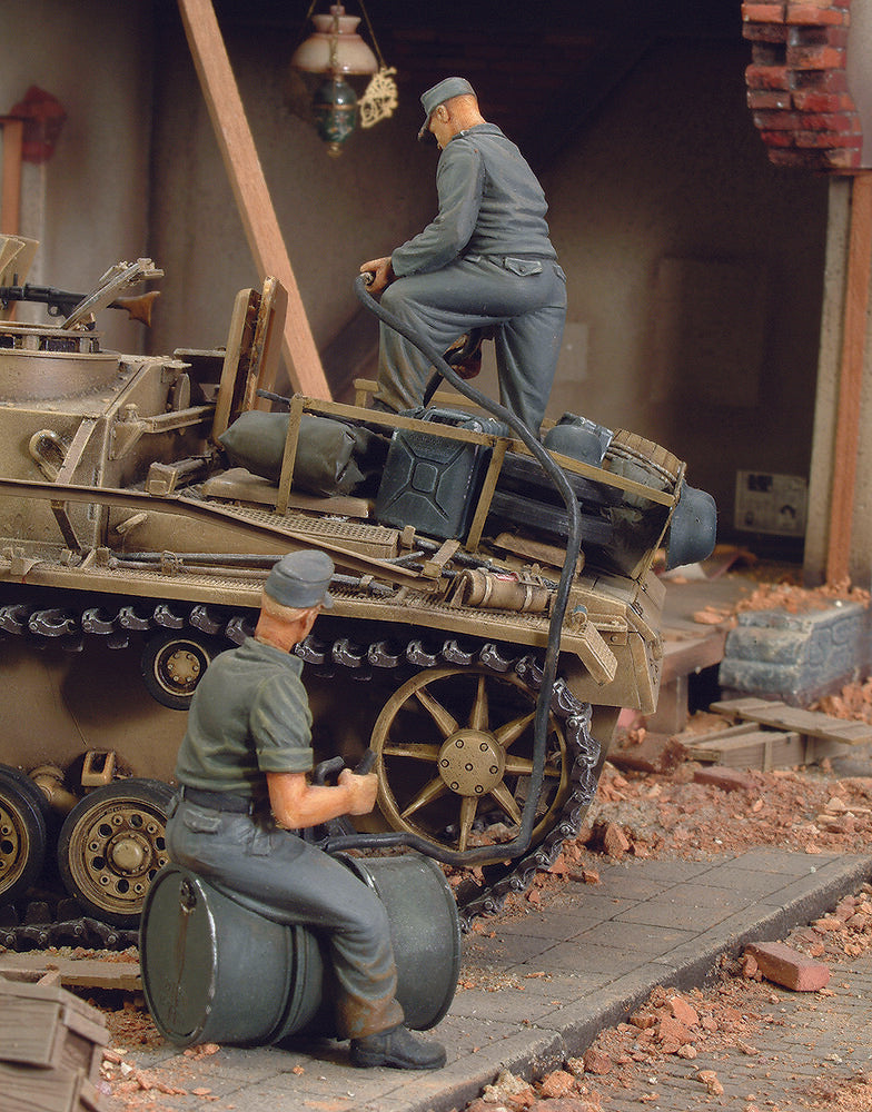 German crew refuelling tank-2