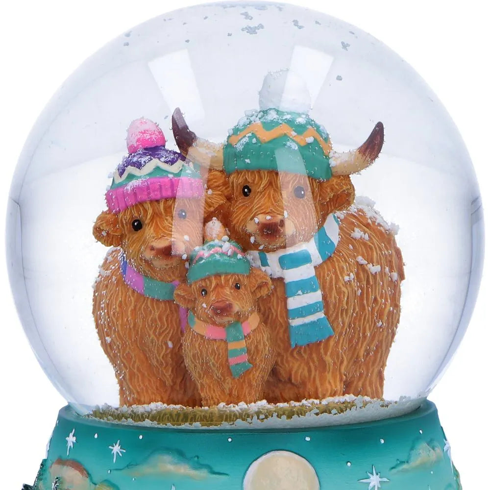 WINTER HIGHLAND COW SNOW GLOBE