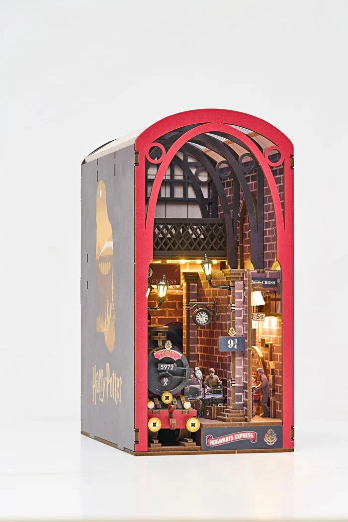 HARRY POTTER - BOOK NOOK KIT - Hogwarts Express - 238pc + LED Light