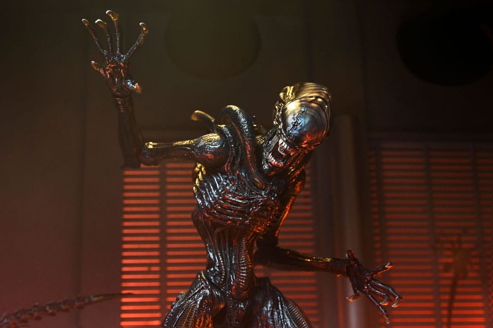 ALIEN ROMULUS - Scorched Xenomorph - Ultimate Figurine 18cm