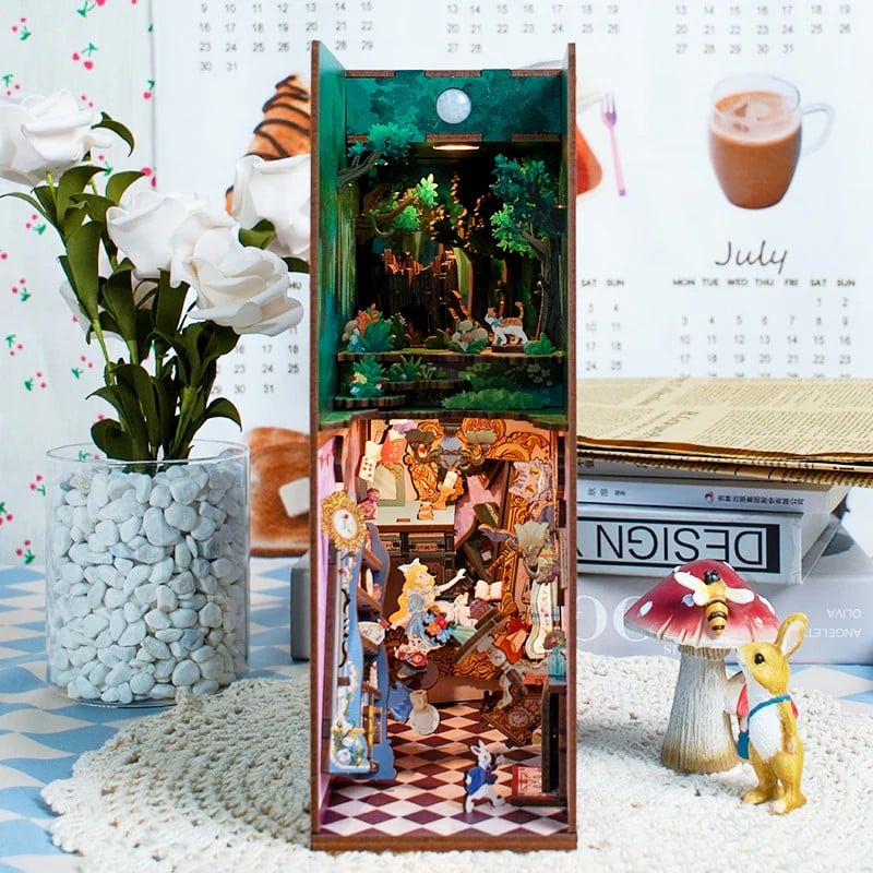 BOOK NOOK KIT - DIY- Alice in Wonderland - 184pcs + LED Light