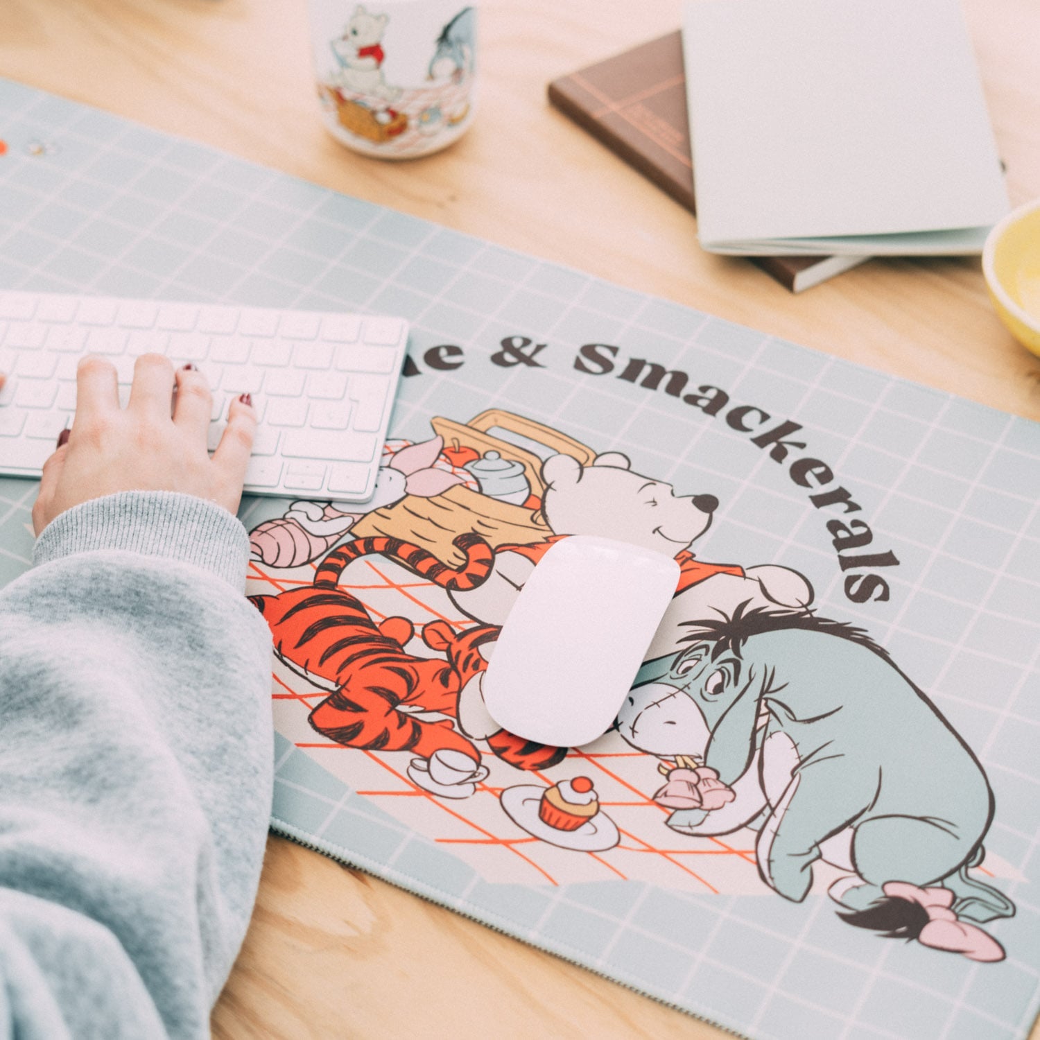 WINNIE THE POOH & Friends - XL Desktop Mat