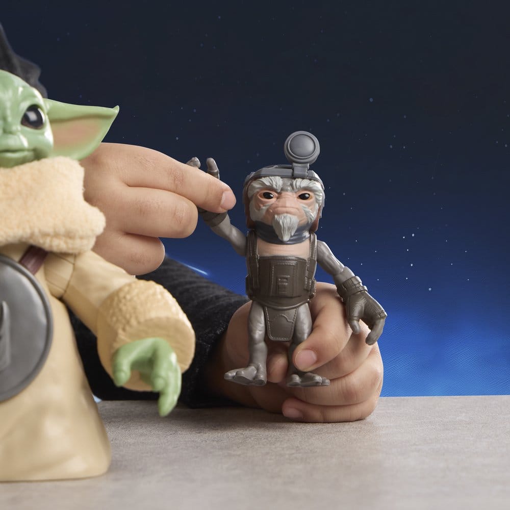 Star Wars: The Mandalorian & Grogu Electronic Action Figure Huggin' Grogu & Anzellan 17 cm